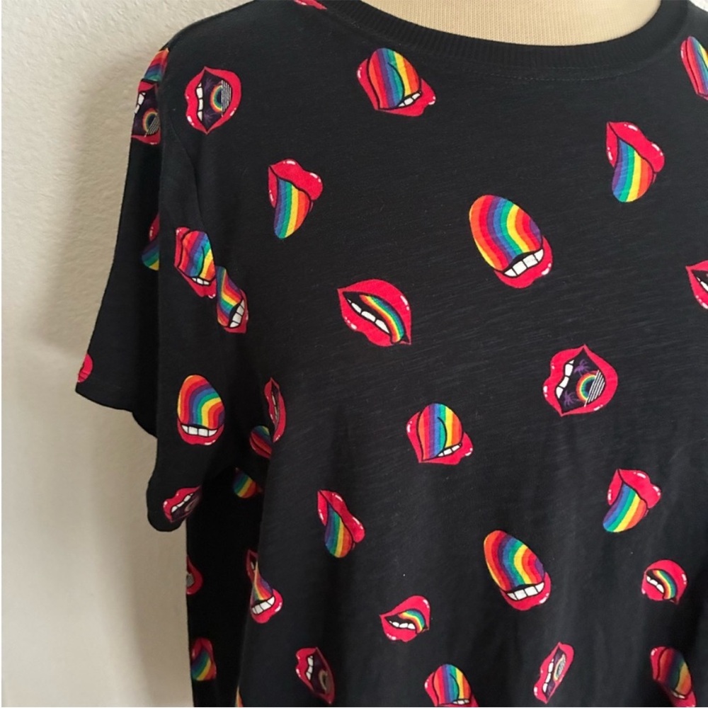 Torrid rainbow lips tee - Picture 3 of 5